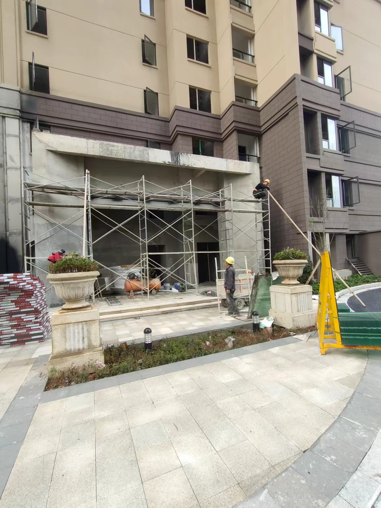 导致EPS外墙线条安装后漏水的原因，我们可以采取以下措施进行解决：